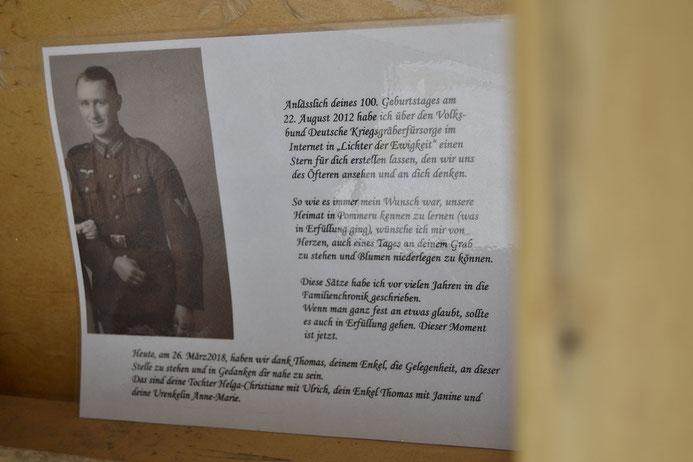 Am deutschen Soldatenfriedhof in Chișinău hängt eine Karte. Darauf steht eine Botschaft: Eine Frau sucht ihren Vater. Er verschwand im Zweiten Weltkrieg. Foto: Elisabeth Pörnbacher